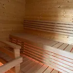Stylish And Spacious House In Βίλα